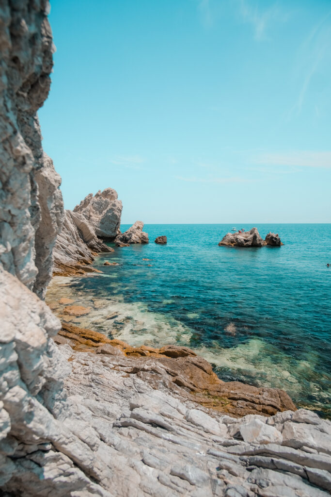 Le Rocchette Le Rocchette: Le Rocchette: uno splendido forte sul mare